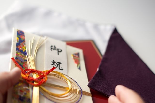 일본은 결혼축의금을 그냥 전하지 않는다. 노시(のし)와 미즈히키(水引)라는 섬세한 장식이 달린 특별한 봉투에 넣어 후쿠사(袱紗)라는 비단보자기에 싸서 전한다. 돈을 마음을 상징하는 물건으로 보아야만 이해가 된다. / creema.jp
