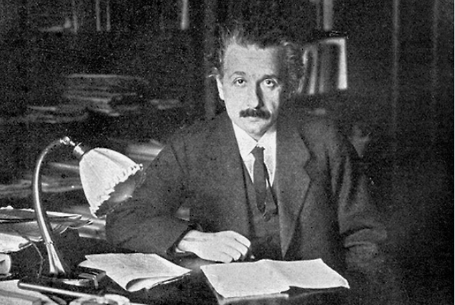 아인슈타인은 일반상대성 이론을 발표하면서 “만일 비유클리드 기하학을 몰랐다면 결코 상대성이론을 완성하지 못했을 것이다”고 말하며 그 중요성을 인정했다. 위키피디아 제공
