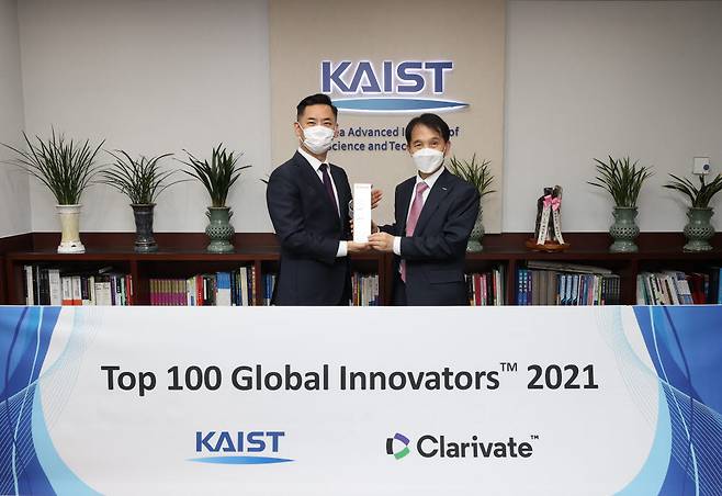 안성식 클래리베이트 코리아 대표(사진 왼쪽)가 글로벌 100대 혁신 기업 트로피를 이광형 총장에게 전달하는 모습.