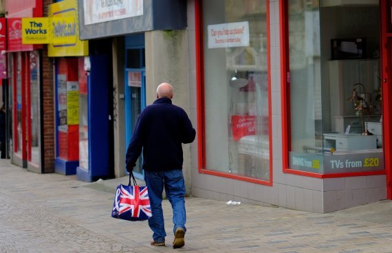 지난 3월9일(현지시간) 영국 블랙풀에서 한 시민이 유니온잭이 새겨진 쇼핑빽을 들고 텅빈 거리를 걸어가고 있다.로이터뉴스1
