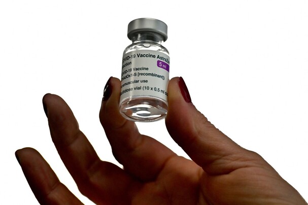 한 의료 종사자가 12일 스페인 마드리드의 접종센터에서 아스트라제네카 백신을 들어 보이고 있다. 마드리드/AFP 연합뉴스