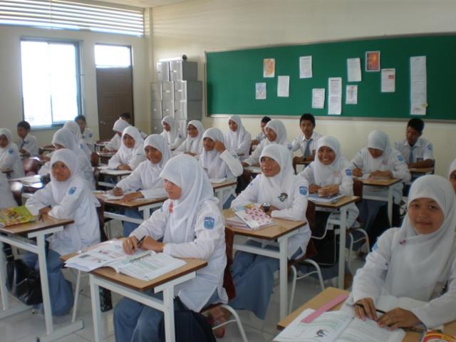 코이카가 2004년 아체 쓰나미 이후 인도네시아 아체특별자치주에 건립한 시범학교 학생들. 코이카 제공