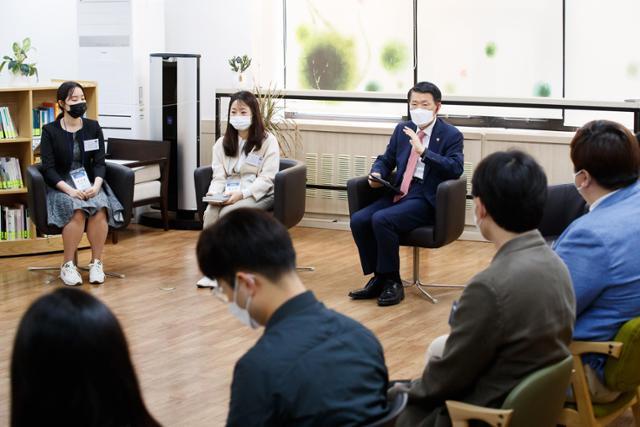은성수(왼쪽 세 번째) 금융위원장이 12일 서울 종로구 정부서울청사에서 열린 금융발전심의회 청년특별분과 '금발심 퓨처스(Futures)' 1차 회의에 참석해 발언을 하고 있다. 금융위원회 제공