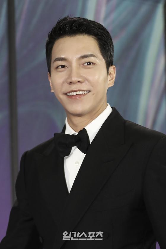 Lee Seung-gi poses at the red carpet event of the 57th Baeksang Arts Awards ceremony held at KINTEX, Ilsan, Goyang City, Gyeonggi Province on the afternoon of the 13th.The 57th Baeksang Arts Awards, the best comprehensive arts Awards in Korea, including TV, movies and plays, will be broadcast simultaneously at JTBC, JTBC2 and JTBC4 from 9 pm and will be broadcast live on TikTok.The Awards, which will be held by Shin Dong-yeop and Suzie, will be held in consideration of the Corona 19 situation after last year.Goyang = 2021.05.13