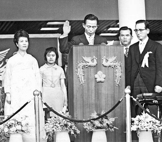 박정희 대통령은 국내외 정책에서 수많은 극적 반전을 보여줬다. 1971년 7월 1일 제7대 대통령 취임선서를 하는 모습이다. [중앙포토]