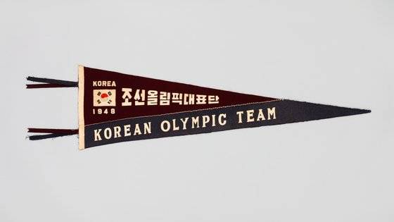 1948년 제14회 런던올림픽 당시 한국선수단이 가져간 깃발(페넌트)이다. 태극기와 국호가 쓰여있는데, 아직 정식국호가 정해지지 않아 '조선올림픽 대표단'이라고 쓴 게 눈에 띈다. 국가등록문화재 492호. 한국체육박물관 소장. [사진 대한민국역사박물관]