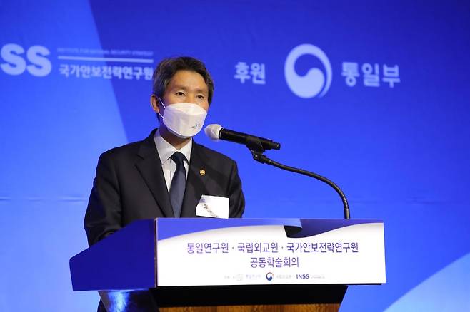 Unification Minister Lee In-young speaks at a seminar, organized by the Korea Institute for National Unification, Korea National Diplomatic Academy and Institute for National Security Strategy, held in Seoul on Thursday. (KINU)