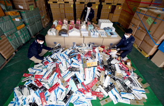 Korea Customs Service (KCS) displays smuggled tobacco products at its storage in Incheon on Thursday. The KCS said it has caught 41 people who smuggled 1.79 million packs of cigarettes worth about 7.2 billion won ($6.4 million) during the first quarter of the year. [NEW1]