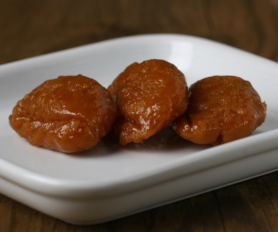 Mandugwa, a fried dessert shaped like mandu or dumpling, is filled with date paste [HOWONDANG]