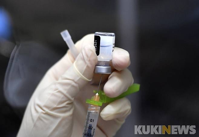 서울시 중구 을지로 국립중앙의료원 중앙예방접종센터에서 의료진이 화이자 백신을 접종 받고 있다. 사진공동취재단