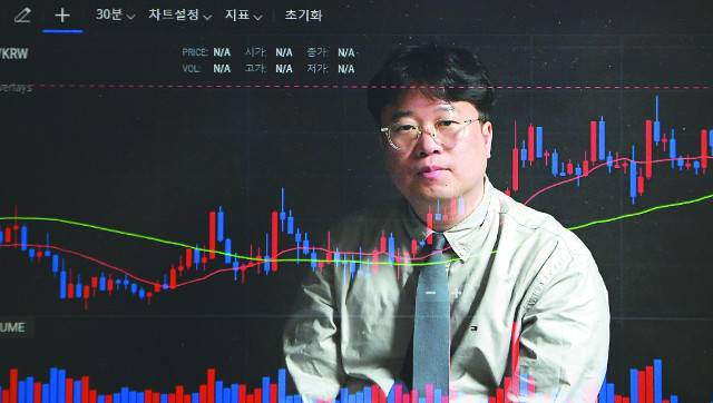 박정호 명지대 특임교수에게 지금의 가상화폐 열풍이 투자인지 투기인지 물었더니 이런 답이 돌아왔다. "첫째, 알고 하면 투자, 모르고 하면 투기다. 둘째, 손실을 감내할 수 있는 범위의 돈을 넣고 있다면 투자, 그렇지 않다면 투기다. 셋째, 사회적으로 부정적인 효과를 일으키는 데 돈을 붓고 있으면 투기다." 사진은 비트코인 시세 그래프와 인물 사진을 각각 촬영한 뒤 합성한 모습. 김지훈 기자