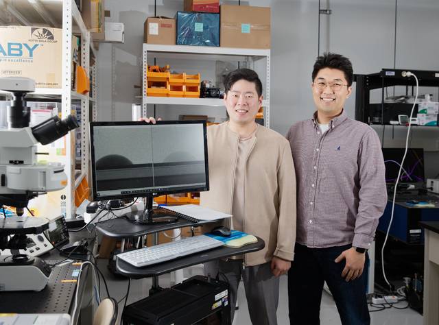 [울산=뉴시스] 구미현 기자 =UNIST(울산과학기술원)는 물리학과 정준우 교수팀이 중성자빔으로 물방울을 떠나는 물과 공기 중에서 물방울로 유입되는 물을 구별해 관측하는 데 성공했다고 13일 밝혔다.  임재관 연구원(좌측)과 정준우 교수(우측). 모니터에 밝기가 다른 중수와 경수 물방울 사진이 있다. 2021.05.13. (사진=UNIST제공) photo@newsis.com *재판매 및 DB 금지