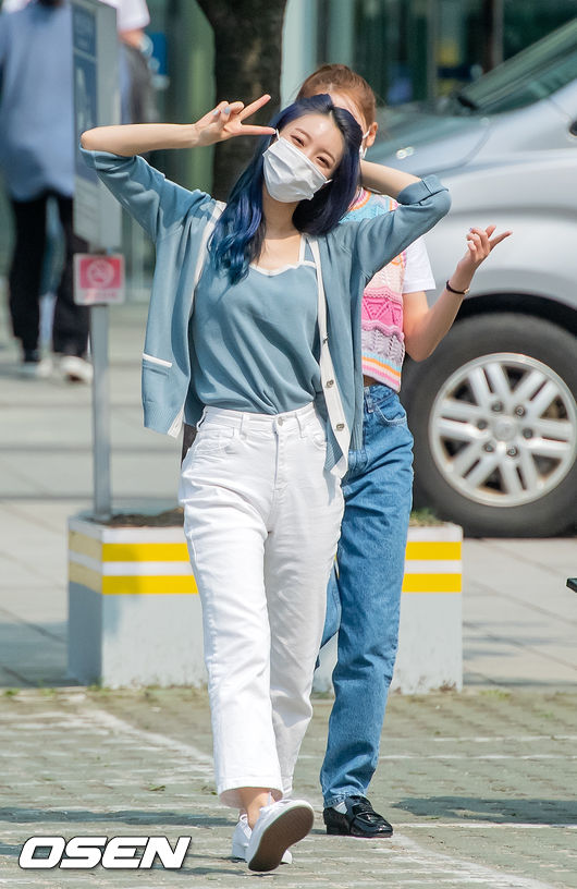 On the afternoon of the 13th, SBS Dooshi Escape Cult show radio broadcast was held at SBS Mok-dong, Yangcheon-gu, Seoul.OH MY GIRL Binnie poses for the way home reporters.