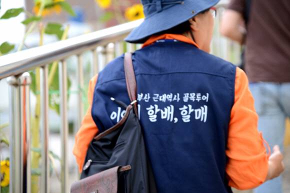 초량동 골목투어를 이끄는 ‘이야기 할매’.