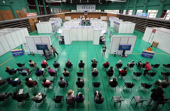 13일 서울 동대문구 체육관에 마련된 코로나19 동대문구 예방접종센터에서 어르신들이 접종 후 이상반응 모니터링을 위해 대기하고 있다. 연합뉴스