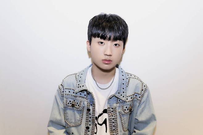 가수 디아크(D.Ark)가 13일 오후 온라인 생중계로 진행된 'EP1 GENIUS' 앨범 발매 쇼케이스에 앞서 포즈를 취하고 있다. /사진제공=피네이션 2021.05.13