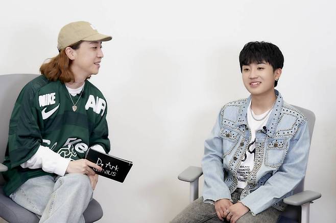 가수 디아크(D.Ark)가 13일 오후 온라인 생중계로 진행된 'EP1 GENIUS' 앨범 발매 쇼케이스에서 MC 넉살과 대화를 하고 있다. /사진제공=피네이션 2021.05.13