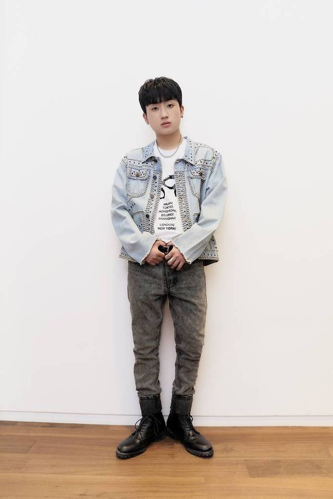 가수 디아크(D.Ark)가 13일 오후 온라인 생중계로 진행된 'EP1 GENIUS' 앨범 발매 쇼케이스에 앞서 포즈를 취하고 있다. /사진제공=피네이션 2021.05.13