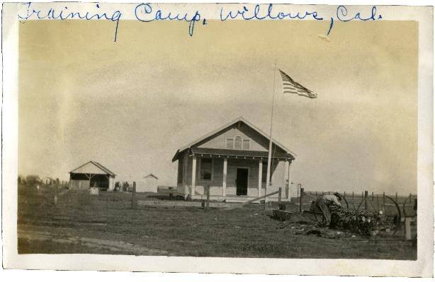 1920년 당시 윌로우스 비행학교 모습 (천안=연합뉴스) 학교 교사 정면에 성조기가 게양되어 있고, 마구간과 창고가 있다. 뒤에는 학생들이 기숙하던 막사가 희미하게 보인다. 2021. 5. 13 [독립기념관 제공. 재판매 및 DB 금지]