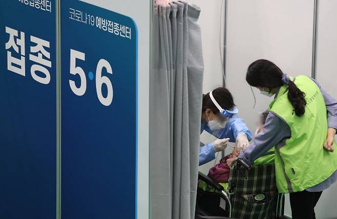13일 서울 동대문구 체육관에 마련된 코로나19 동대문구 예방접종센터에서 고령층이 예방접종을 받고 있다. (사진=연합뉴스)