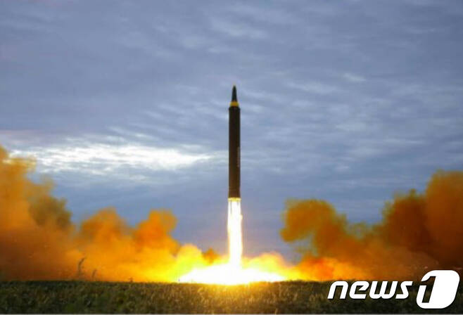북한이 2019년 5월 강원도 원산 호도반도 일대에서 여러 발의 단거리 미사일을 발사했다.  (뉴스1 DB) 2019.5.4/뉴스1