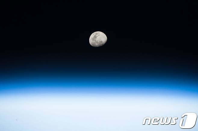 국제우주정거장(ISS)에서 촬영한 달 © AFP=뉴스1