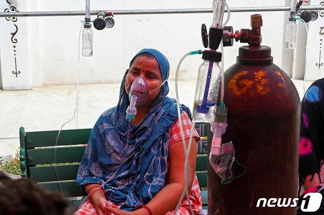 산소호흡기로 숨쉬고 있는 인도의 한 코로나19 환자. © AFP=뉴스1