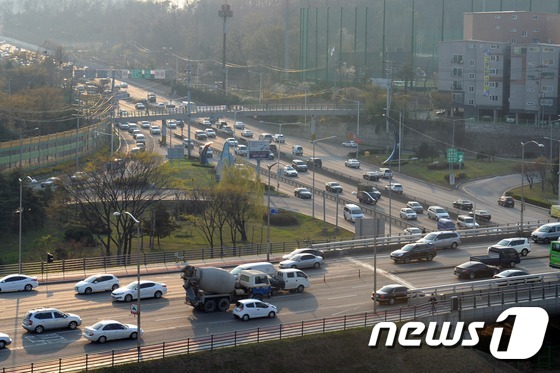 서울 양천구 경인고속도로 신월나들목.2015.4.8/뉴스1 © News1 정회성 기자