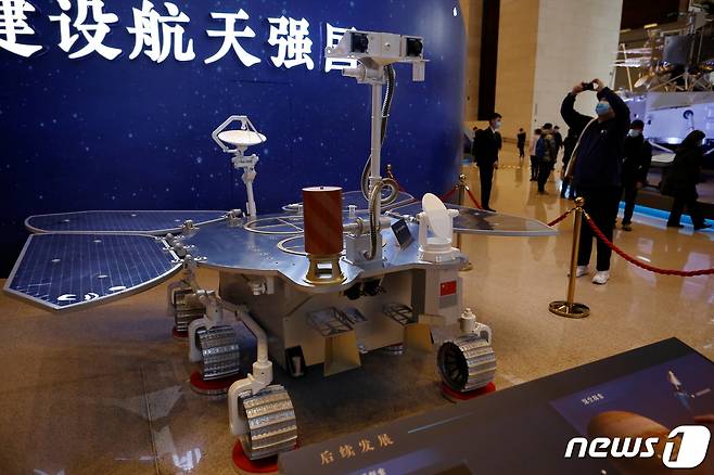 베이징 국립 박물관에 전시된 화성 탐사로버 주룽의 모형. © 로이터=뉴스1