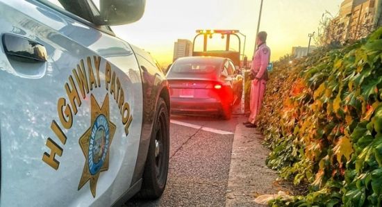 지난 10일 미국 캘리포니아주 한 고속도로에서 난폭운전 등 혐의로 체포된 20대 파람 샤르마. / 사진=페이스북 캡처