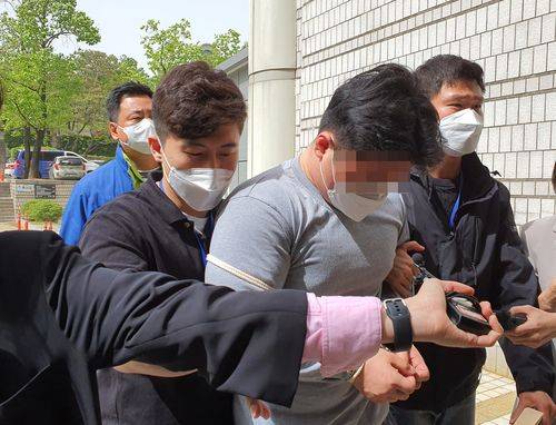 도로에서 택시기사를 폭행해 다치게 한 혐의를 받는 20대 남성 A씨가 7일 오후 구속 전 피의자심문(영장실질심사)을 받기 위해 서울 서초구 서울중앙지방법원으로 들어서고 있다. /연합뉴스