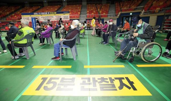 만 75세 이상 신종 코로나바이러스 감염증(코로나19) 백신 접종이 시작된 1일 오전 광주 서구 염주체육관에 마련된 코로나19 지역예방접종센터에서 접종을 마친 시민이 이상반응 관찰 공간에서 대기하고 있다.