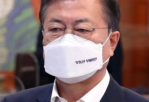 문재인 대통령이 지난달 청와대 본관에서 열린 제7차 공정사회 반부패정책협의회에 '부동산 부패청산'이라고 인쇄된 마스크를 쓰고 참석해 있다