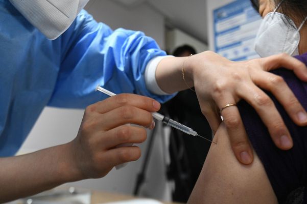 지난달 2일 오전 서울시 양천구 신목행복자리 어르신 요양센터에서 양천보건소 의료진이 요양보호사에게 코로나19 아스트라제네카 백신을 접종하고 있다.