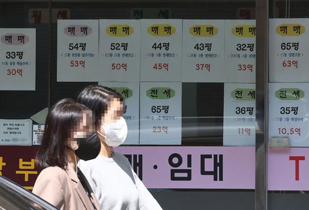 지난 6일 서울의 한 부동산중개업소에 붙어 있는 매물 정보.