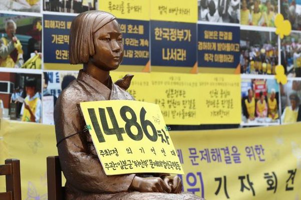 지난 7일 오후 서울 종로구 옛 일본대사관 앞에서 열린 제1486차 일본군성노예제 문제해결을 위한 정기 수요시위에서 소녀상이 자리를 지키고 있다.