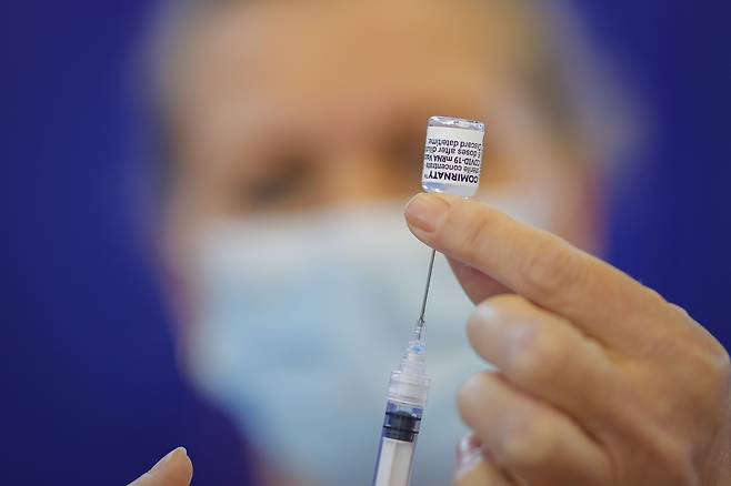 독일의 한 백신 센터에서 의료 종사자가 미국 제약사 화이자와 독일 바이오엔테크의 코로나19 백신 접종을 준비하고 있다. /EPA 연합뉴스