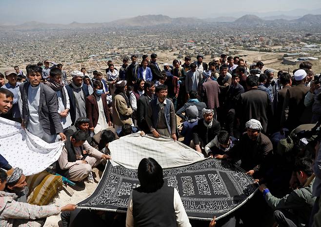 지난 9일(현지시간) 아프가니스탄 수도 카불에서 전날 발생한 폭탄테러 희생자들의 단체 장례식이 유족들이 참석한 가운데 치러지고 있다. 전날 카불의 한 학교 앞에서 발생한 차량 폭탄테러로 최소 68명이 숨지고 165명이 다쳤다. 피해자들의 대부분은 학생이었던 것으로 알려졌다. /로이터=연합뉴스
