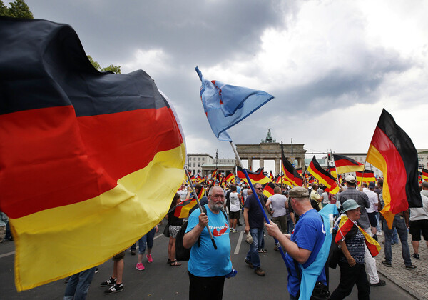 극우·반난민 성향의 독일 정당 ‘독일을 위한 대안’(AfD) 지지자들이 지난 2018년 5월27일, 독일 베를린 브란덴부르크문 앞에서 깃발을 흔들고 있다. 베를린/AP 연합뉴스