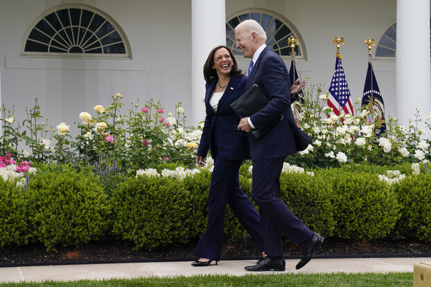 미국의 조 바이든 대통령이 13일 백악관 로즈가든에서 새로운 마스크 지침을 발표한 뒤 카럴라 해리스 부통령과 함께 걸어가고 있다. 백악관/AP 연합뉴스