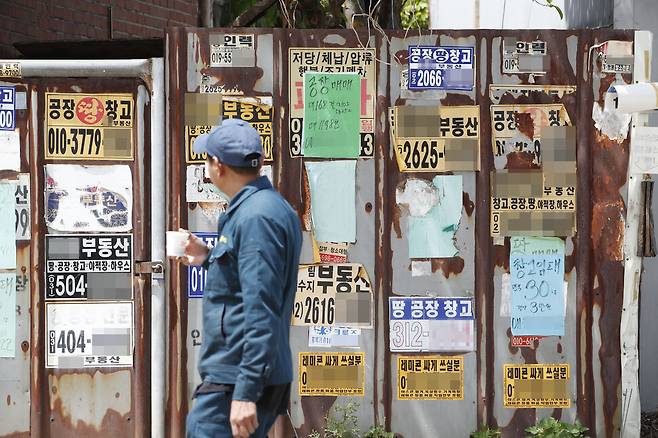 경기 시흥시 과림동 북시흥농협 과림지점 들머리의 한 건물 담에 11일 오후 부동산 홍보물들이 붙어 있다. 시흥/이정아 기자