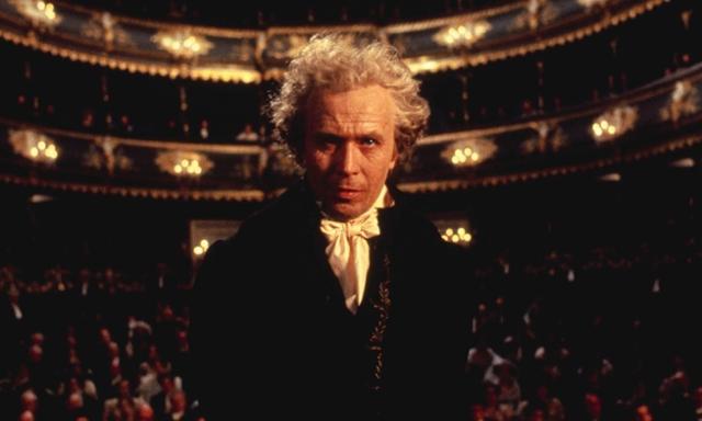 베토벤의 생을 다룬 영화 '불멸의 연인'(1994)의 한 장면. 베토벤(게리 올드만 분)의 인간적인 모습들이 묘사됐다. 영화는 베토벤 교향곡 5번의 도입부가 배경음악으로 흐르는 동안 숨을 거두는 베토벤을 비추며 시작된다. 엔케이컨텐츠 제공