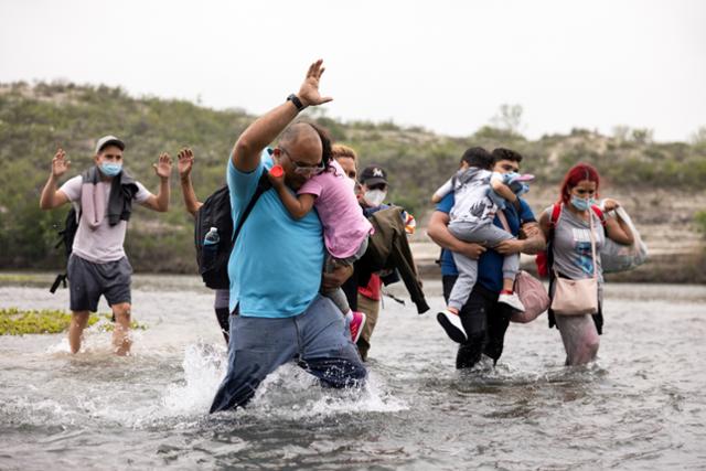 10일(현지시간) 미국 텍사스주 델리오에서 베네수엘라 난민들이 미국과 멕시코 접경에 있는 리오그란데강을 건너 미국에 이민을 시도하고 있다. 베네수엘라에서는 극심한 경제난과 정치·사회 혼란이 이어지면서, 최근 몇 년 사이 540만여 명이 생존을 위해 고국을 등졌다. 델리오 로이터=연합뉴스