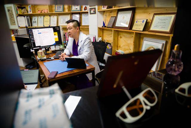 그의 병원 진료실은 의사이자 타투이스트, 아마추어 화가 조명신을 상징하는 물건과 작품이 혼재돼 있다. 한진탁 인턴기자