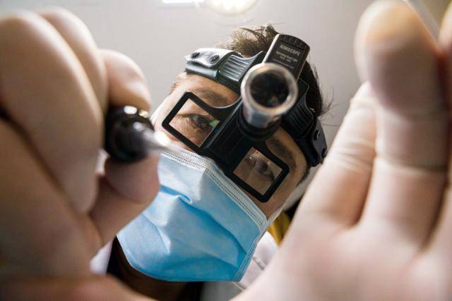 그는 “노력에 비해 되레 많은 걸 받는 삶”이라고 말했다. 의사뿐 아니라 타투이스트로서 느끼는 보람과 재미 역시 큰 덕분이다. 그에게 실제 타투를 할 때 모습을 부탁했다. 한진탁 인턴기자