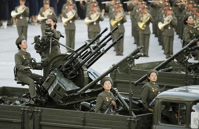 2008년 북한 정부수립 60주년 기념 열병식에 등장한 노농적위대 여성 고사포 부대 군인들이 14.5㎜ 기관총 4개를 연결한 ZPU-4 계열 고사포를 선보이고 있다. 연합뉴스