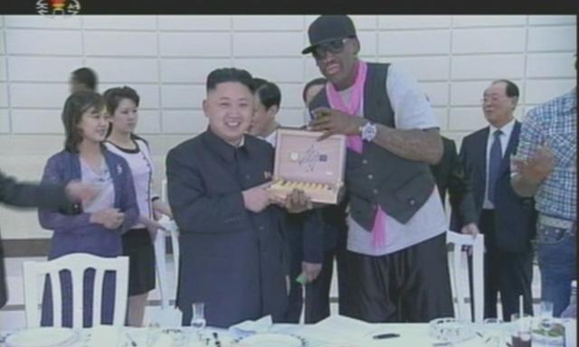 김정은 북한 국무위원장이 2013년 2월 28일 만찬장에서 북한을 찾은 미국 농구선수 데니스 로드먼에게 '우리의 우정을 위하여 김정은 2013. 2. 28'이라고 쓴 선물을 전달하는 모습. 조선중앙TV 화면 캡처 연합뉴스