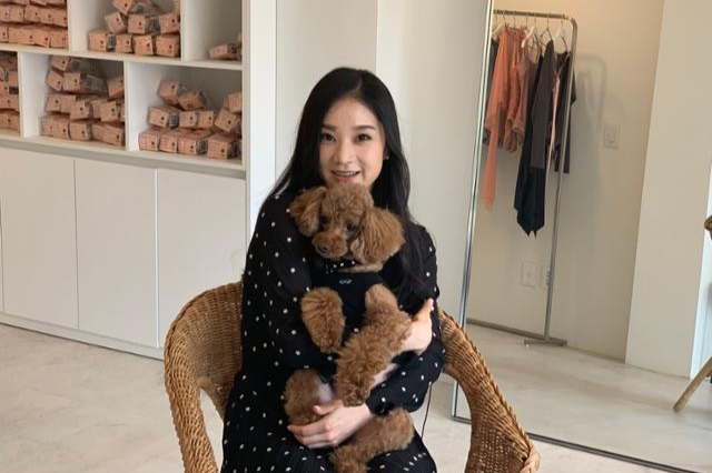 국립발레단 수석무용수 박예은이 최근 서울 마포구 운동복편집매장 니사라트 스튜디오에서 가진 한국일보와 인터뷰에서 "코로나 블루를 극복하는 데 반려견 미류가 큰 도움이 됐다"고 밝혔다. 고은경 기자