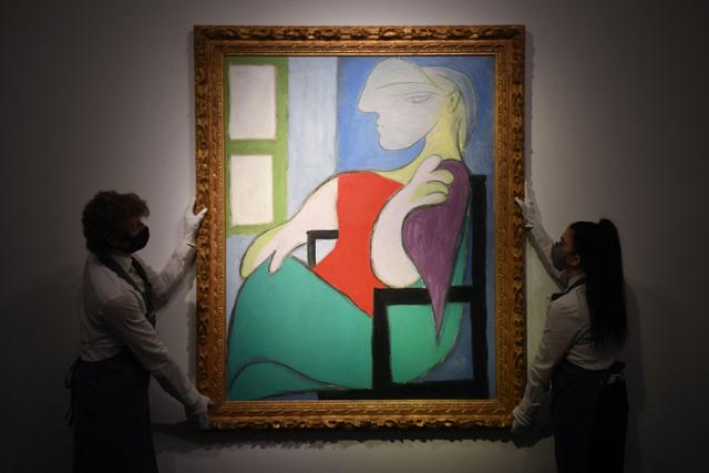 1억 달러를 넘어서는 고가에 판매된 피카소의 '창가에 앉아있는 여인'. 뉴욕=AFP 연합뉴스