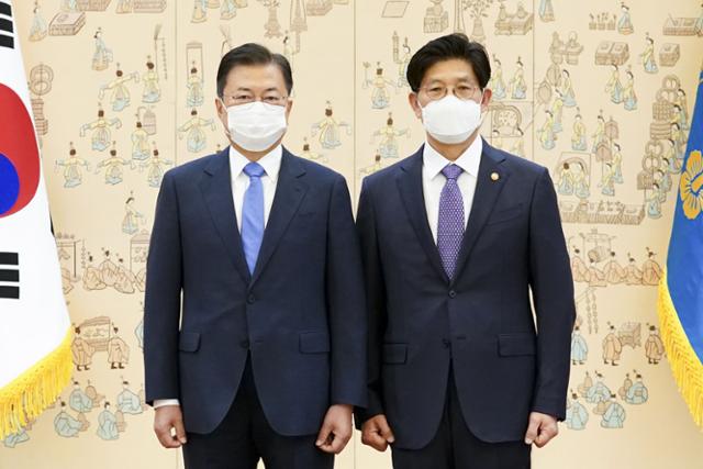 문재인(왼쪽) 대통령이 14일 청와대에서 노형욱 국토교통부 장관에게 임명장을 수여한 뒤 기념촬영을 하고 있다. 뉴스1
